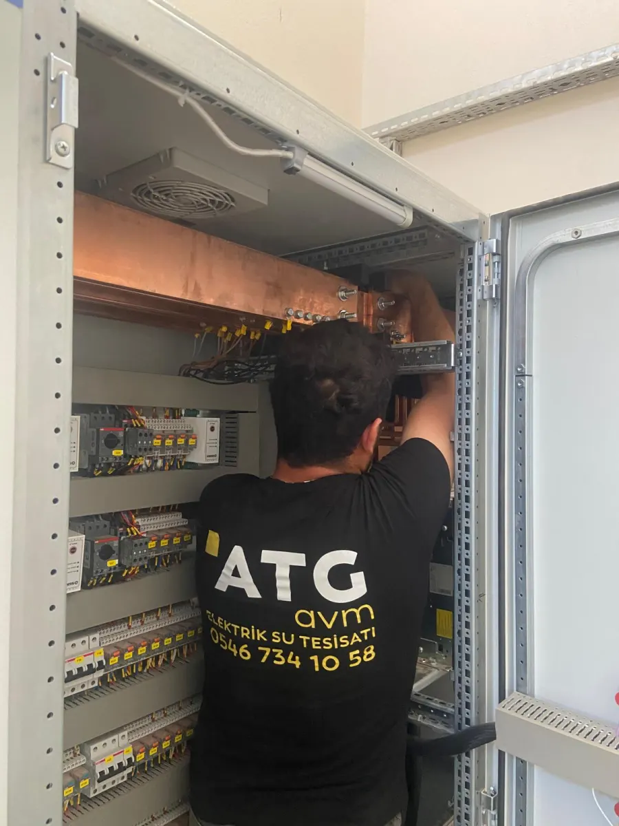Buca elektrikçi – ATG Elektrik ekibi pano montajında