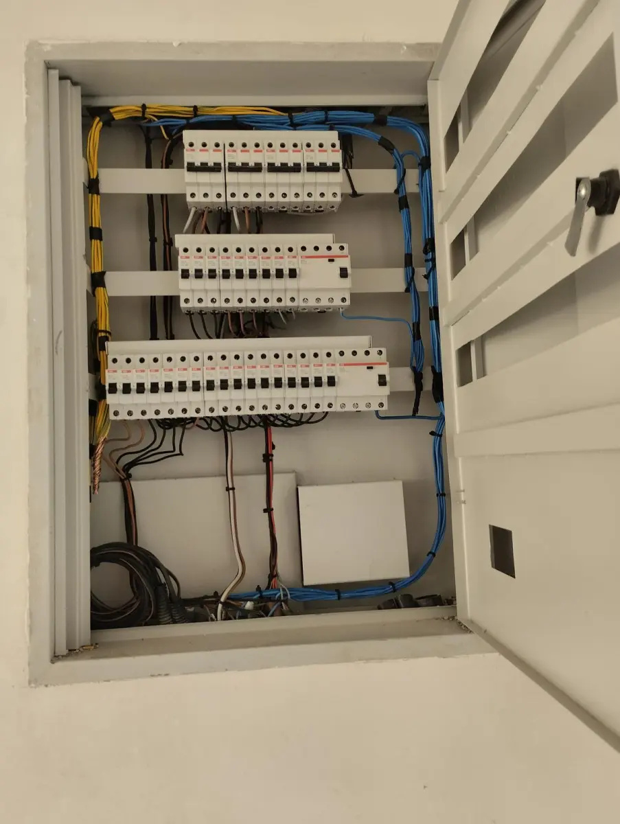 İzmir'de acil elektrikçi müdahalesi sonrası yenilenen daire sigorta kutusu
